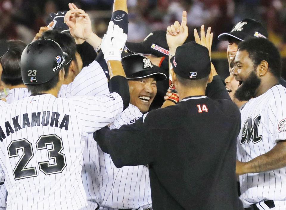 　サヨナラ打を放ち、ナインに祝福されるロッテ・井口（中央）＝ＱＶＣ