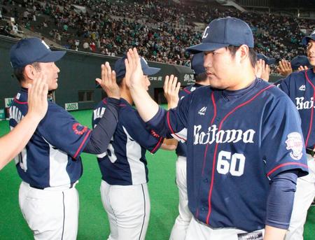 日本ハムに快勝し、タッチを交わす西武・中村。左は田辺監督＝札幌ドーム