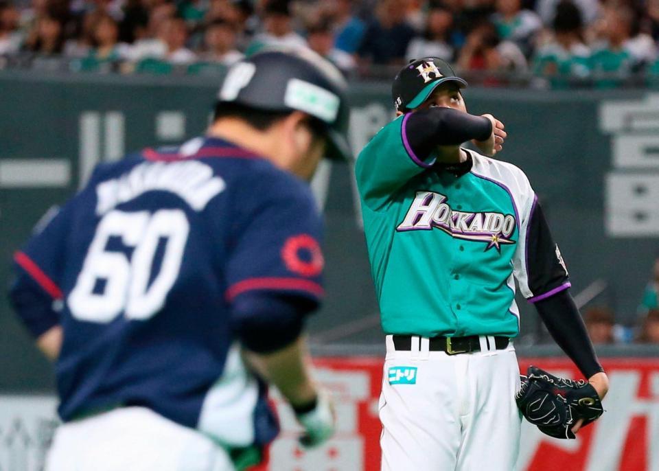 ７回、西武・中村（左）に勝ち越し３ランを浴びた日本ハムの大谷＝札幌ドーム