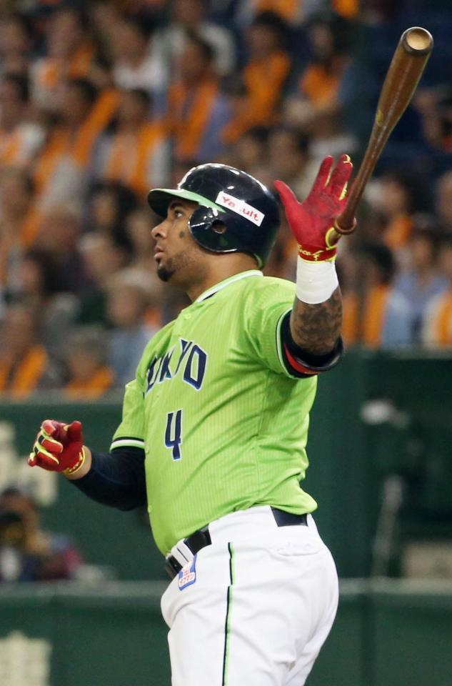 　２回、バレンティンが中越えに本塁打を放つ