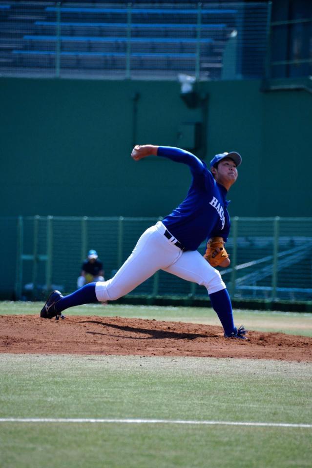 上武大戦で救援し、力投する白鴎大・中塚