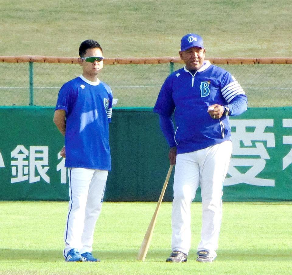 　外野から打撃練習をチェックするラミレス監督（右）