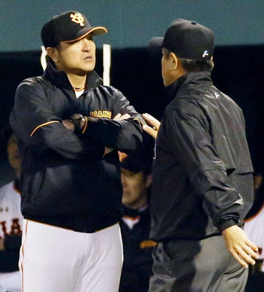 　６回、ＤｅＮＡ・倉本の生還について抗議する巨人・高橋監督＝荘内銀行・日新製薬スタ