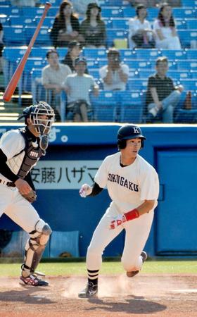８回、決勝の適時二塁打を放つ国学院大・久保田