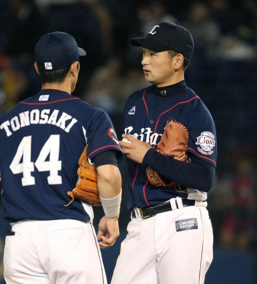 　５回につかまり途中降板する西武先発・佐藤勇（右）