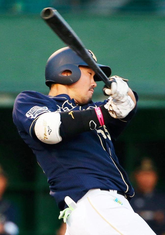 ２回オリックス１死、Ｔ－岡田が右中間に先制ソロを放つ＝盛岡