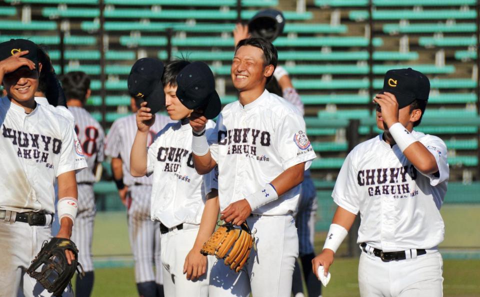 優勝を決め、満面の笑みを浮かべる中京学院大・吉川（右から２人目）