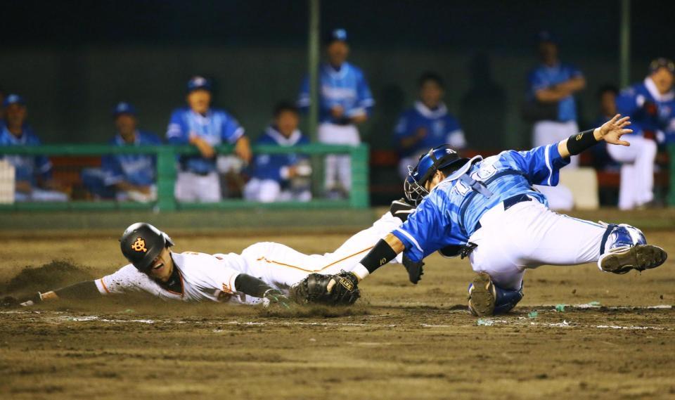 　７回巨人無死三塁、クルーズの右飛で、代走の三走寺内が本塁を狙うがタッチアウト。捕手戸柱＝福島