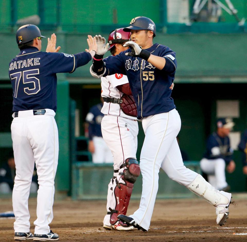 　２回、先制ソロを放ち、佐竹コーチ（左）とタッチするＴ－岡田