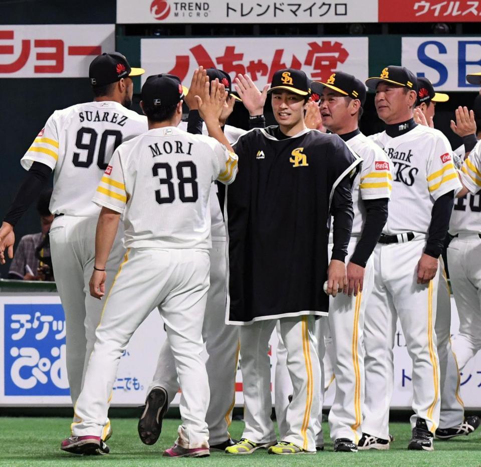 　５勝目を挙げ、勝利のハイタッチを交わす和田