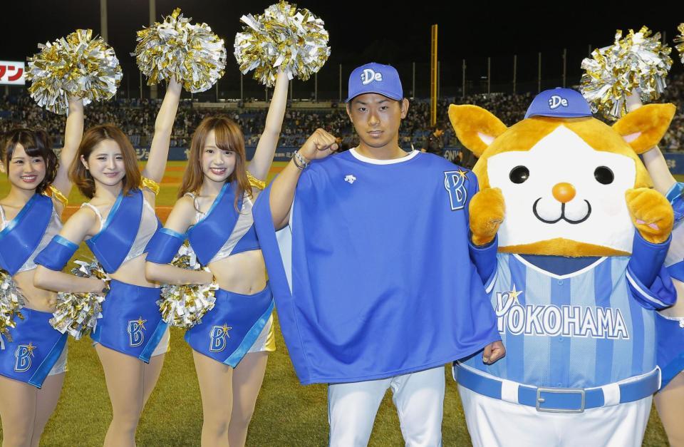 　３勝目を挙げポーズをとるＤｅＮＡ・今永＝神宮