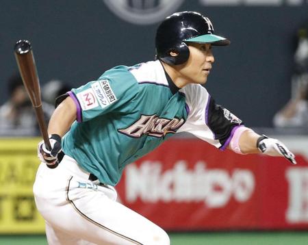 　５回日本ハム１死一塁、田中賢が右翼線に適時二塁打を放つ＝札幌ドーム