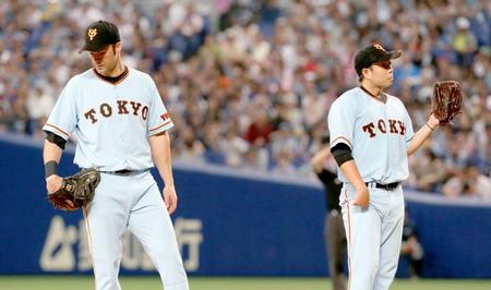 　６回、２つの失点に絡むエラーでうつむくギャレット（左）と先発の高木