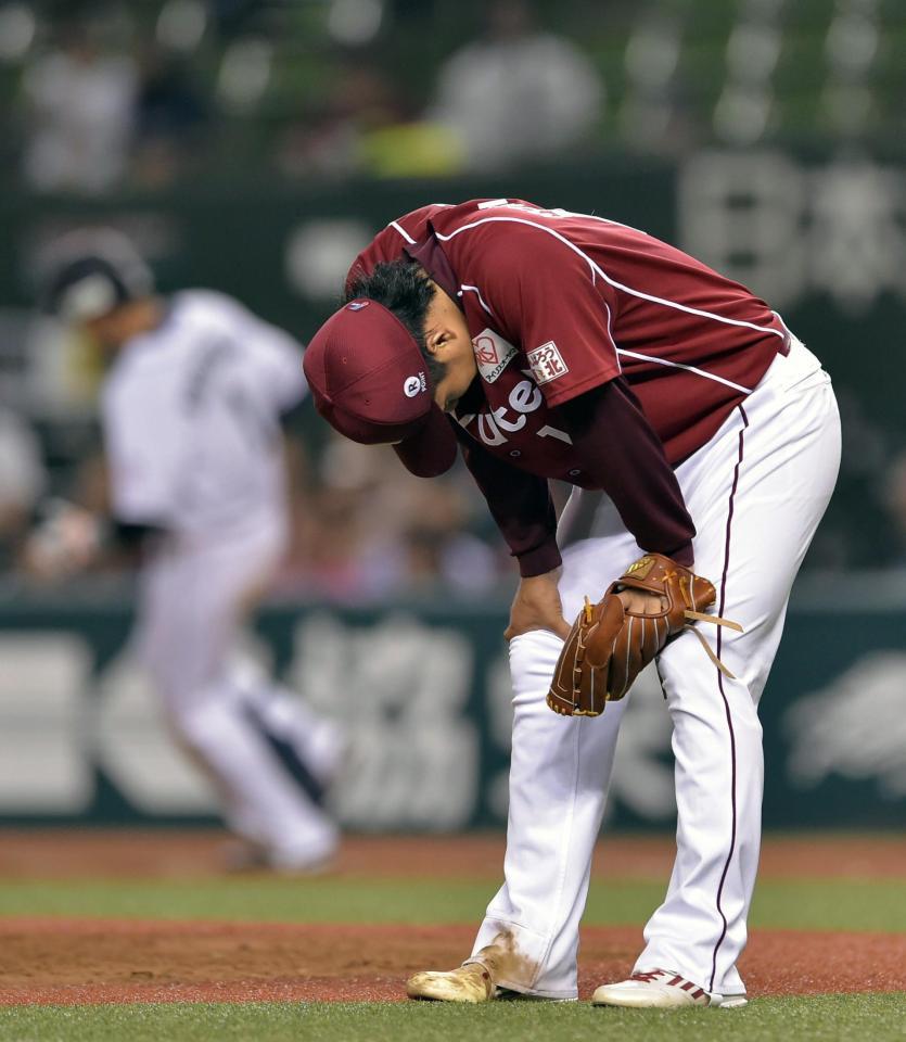 　７回、栗山（左）にソロホームランを浴び、マウンド上でうなだれる則本