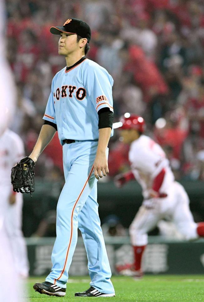 　６回、田中（右）に３ランを浴びた山口