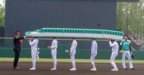 北海道新幹線開業をＰＲする「函館はやぶさ隊」が始球式に登場