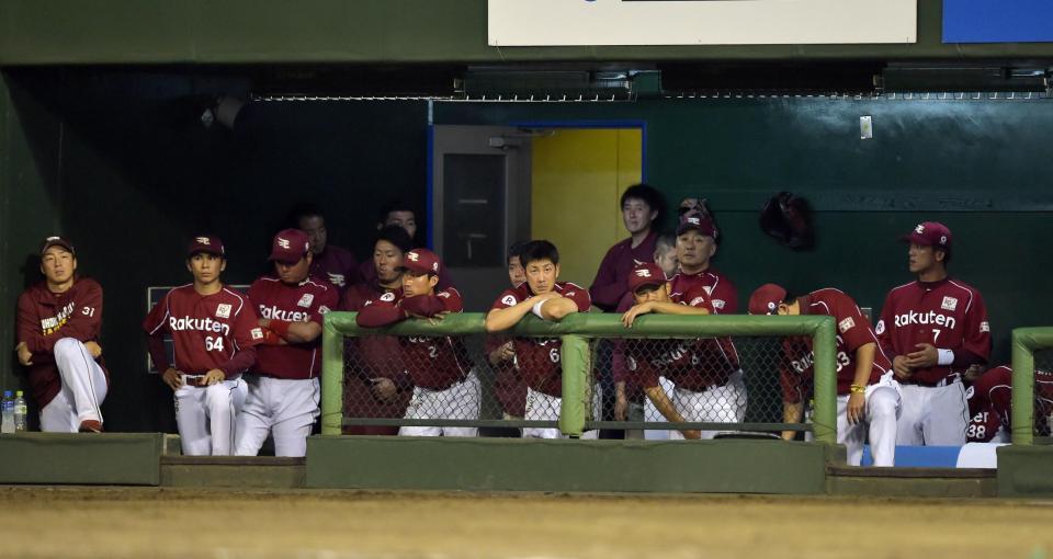 　ベンチから西武ナインが喜ぶ様子を見つめる楽天ナイン