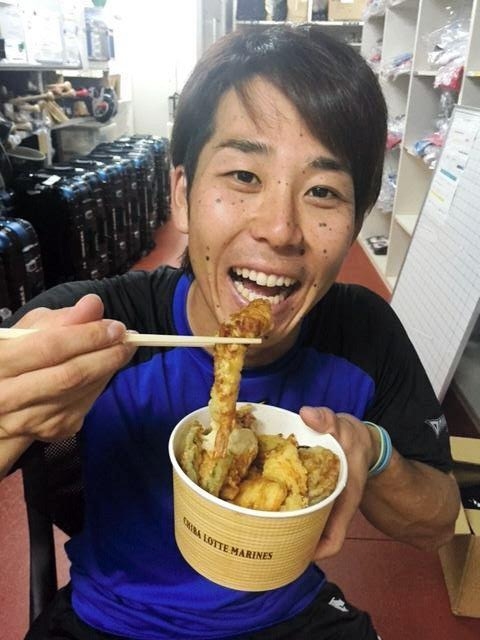 逆転丼を食べる鈴木大地キャプテン