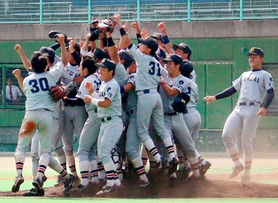 　関西六大学野球リーグで優勝し、喜ぶ京産大ナイン