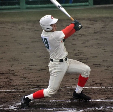左中間へ２点二塁打を放った智弁和歌山の１年生・文元＝紀三井寺球場