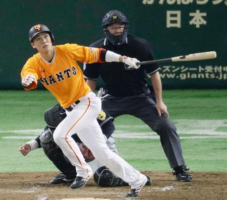 　３回巨人２死、坂本が左越えに本塁打を放つ＝東京ドーム