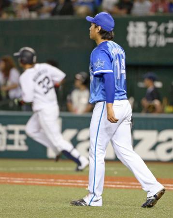 　６回、西武・浅村（左）に満塁本塁打を浴びたＤｅＮＡ・石田＝西武プリンスドーム