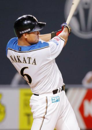 　６回日本ハム１死、中田が左越えに逆転満塁本塁打を放つ＝札幌ドーム