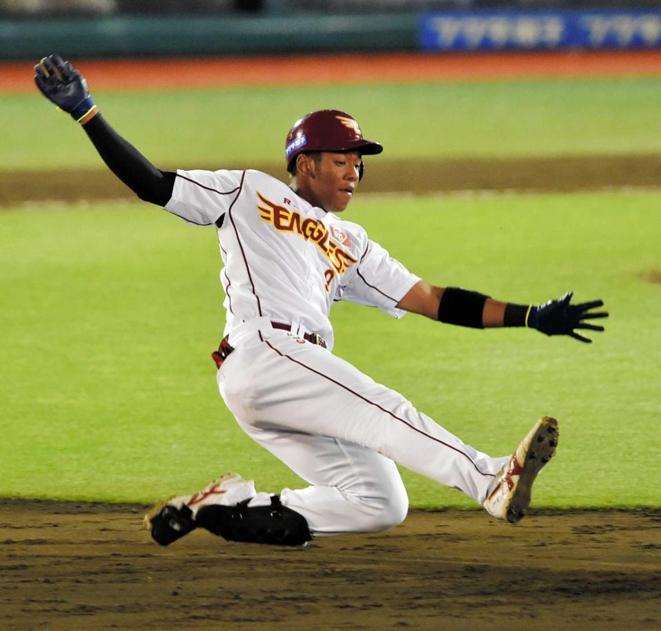 　４回、適時二塁打を放ち、滑り込むオコエ（撮影・出月俊成）