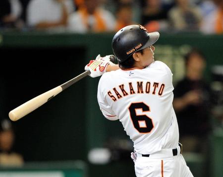 ５回巨人１死一、二塁、坂本勇人は左越え３ランを放つ＝東京ドーム（撮影・西岡正）