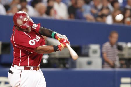 　２回楽天無死、ウィーラーが右越えに先制ソロを放つ＝ナゴヤドーム