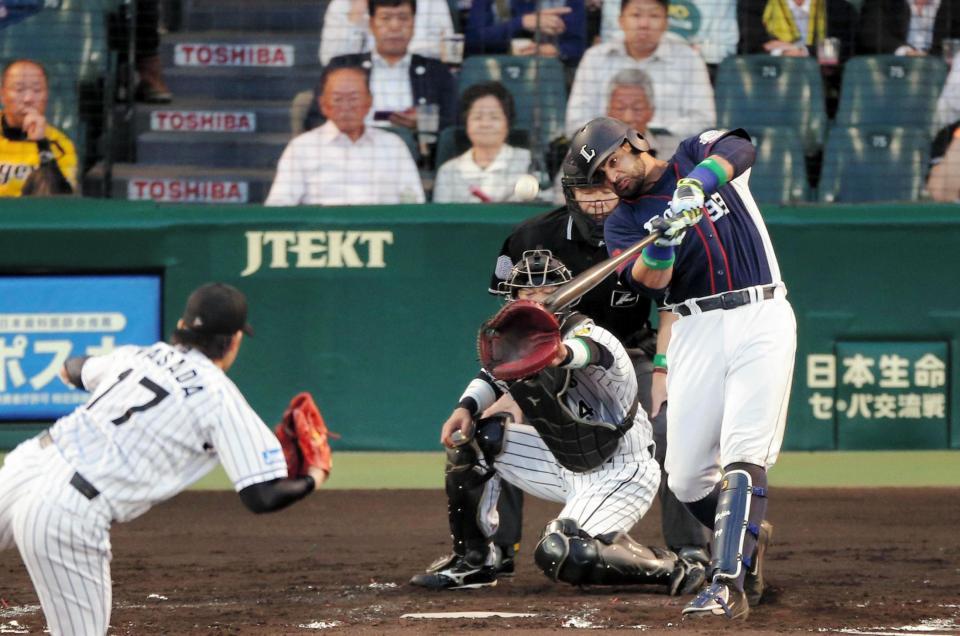 ３回西武、２死満塁、先制満塁弾を放つ西武・メヒア＝甲子園（撮影・飯室逸平）