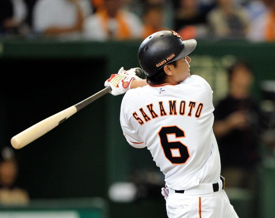 ５回巨人１死一、二塁、坂本勇人は左越え３ランを放つ＝東京ドーム（撮影・西岡正）