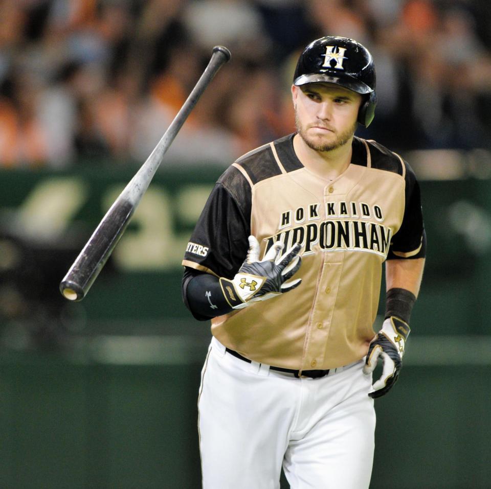 ８回日本ハム２死一、二塁、ブランドン・レアードは左越え３ランを放ち、バットを放り投げる＝東京ドーム（撮影・西岡正）