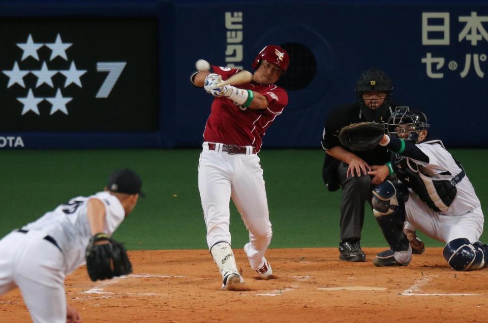 　７回、代打銀次が右前に勝ち越しの適時打を放つ