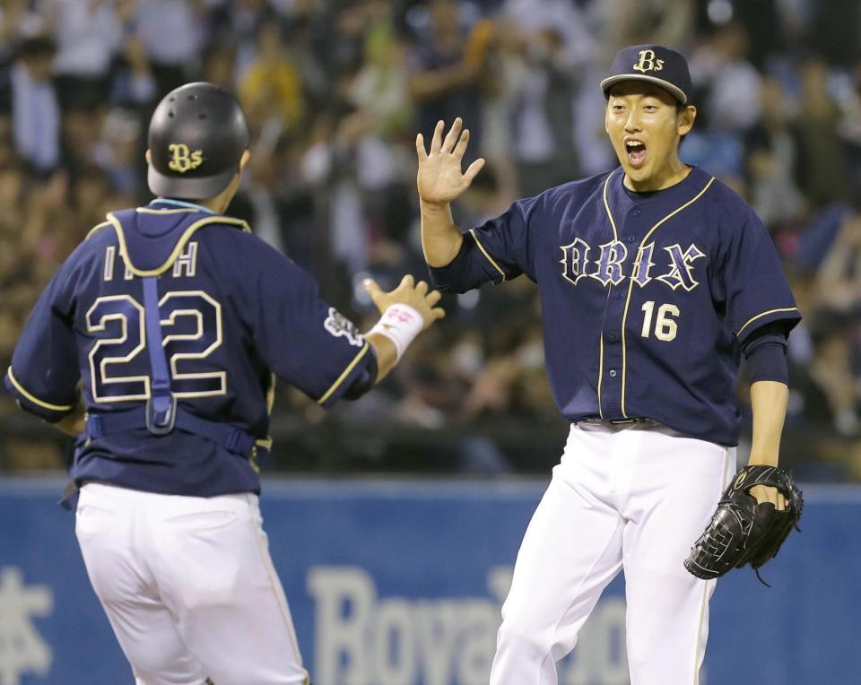 　ヤクルトに勝利し、捕手伊藤（左）とタッチを交わすオリックス・平野＝神宮