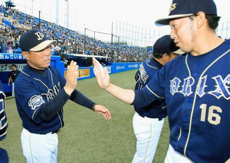 　ヤクルトに勝利し、福良監督に迎えられる平野