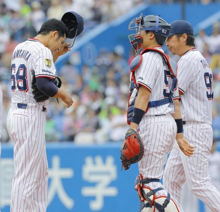 　６回、オリックスに勝ち越しを許し、降板するヤクルト先発の山中（左）＝神宮