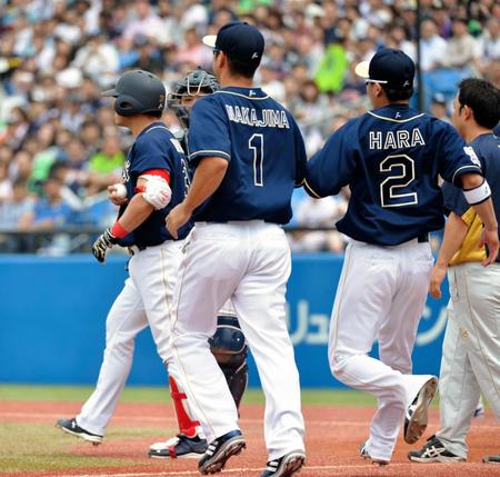 ２回オリックス無死一塁、死球を受け、ヤクルト・原樹理の元へ向かうオリックス・小谷野栄一（左）＝神宮球場（撮影・西岡正）