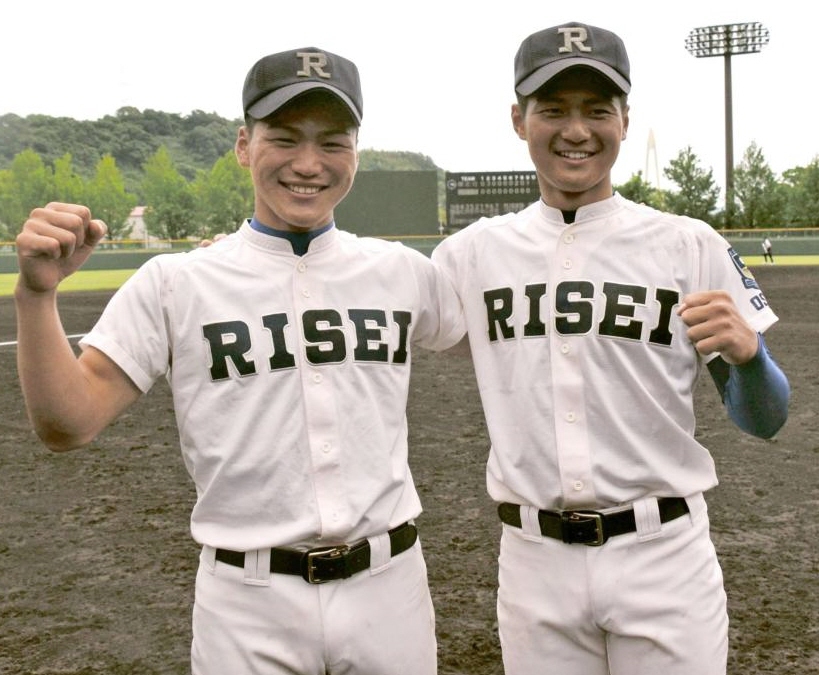 センバツ優勝の智弁学園を相手に完封リレーを成し遂げた履正社・山口（左）と寺島