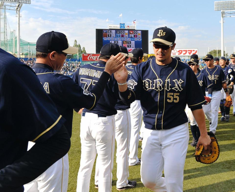 ヤクルトに勝利し、福良淳一監督（左）に迎えられるオリックス・Ｔ-岡田＝神宮球場（撮影・西岡正）