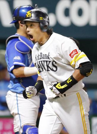 　４回、本塁打を放ち声を上げて生還するソフトバンク・松田