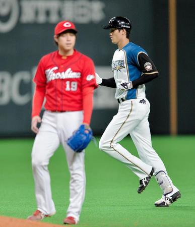 　６回、右飛に倒れ、ベンチへ引き揚げる大谷