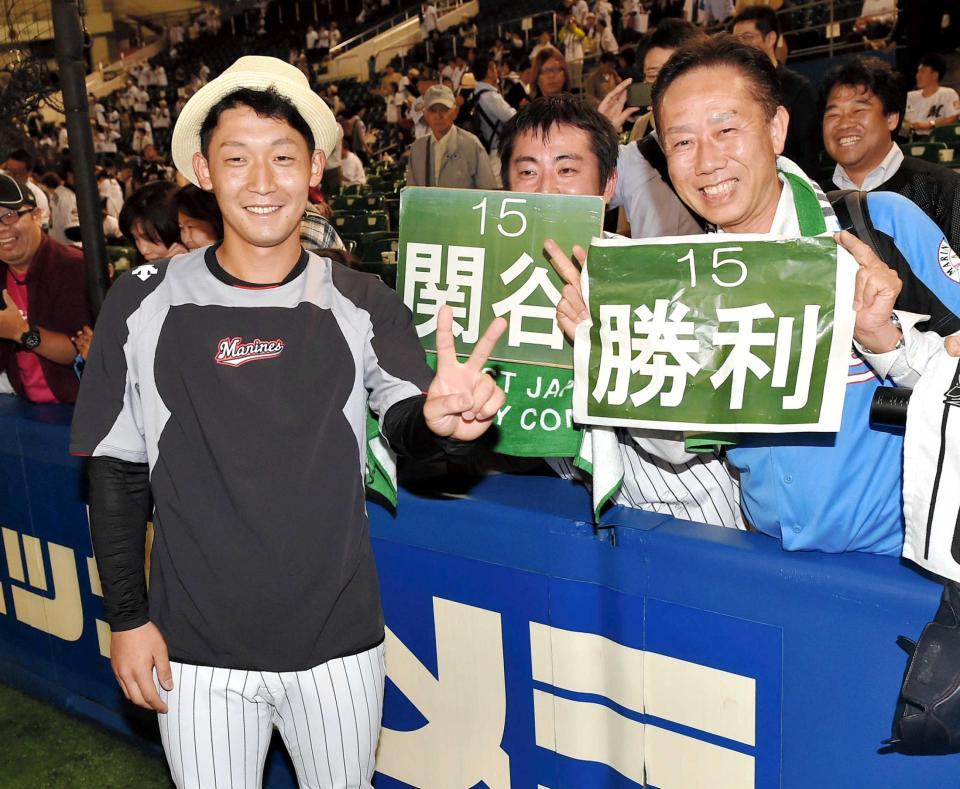 　プロ２勝目を挙げ、ＪＲ東日本の元同僚とＶサインを見せる関谷（左）＝撮影・出月俊成