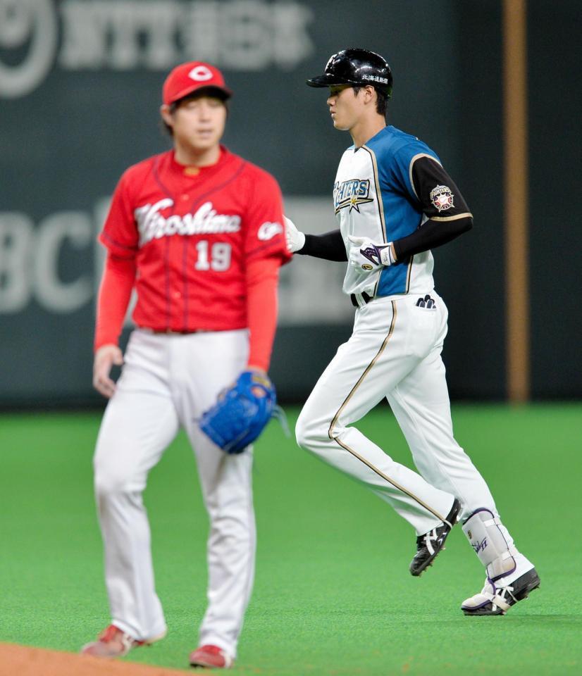 　６回、右飛に倒れ、ベンチへ引き揚げる大谷