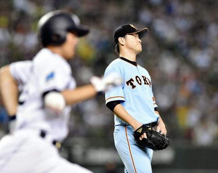 　７回、秋山（左）に適時二塁打を浴びて、勝ち越しを許しがっくりの山口（撮影・佐々木彰尚）