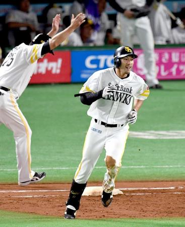 ３回、ソロを放ち笑顔で一塁を回る柳田