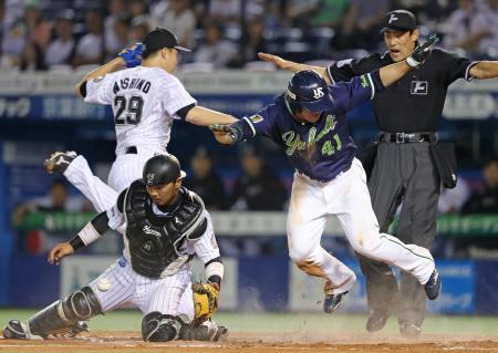 　１０回ヤクルト１死三塁、中村のスクイズで雄平（４１）が勝ち越しの生還。捕手田村、奥左は投手西野＝ＱＶＣ