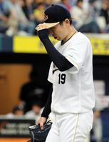 ４回途中で降板する金子（撮影・持木克友）