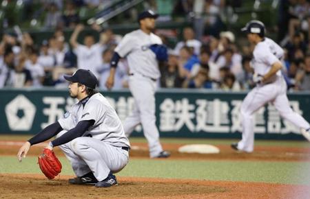 　12回、秋山（右）にサヨナラ打を打たれた田島