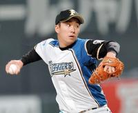 ７回に登板し、力投する日本ハム・斎藤佑樹＝札幌ドーム（撮影・西岡正）